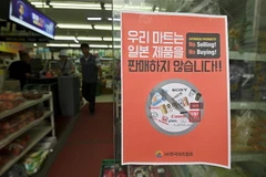 Biển thông báo 'Chúng tôi không bán hàng hóa Nhật bản' được treo tại một cửa hàng ở Seoul, Hàn Quốc ngày 17/7/2019. (Nguồn: AFP/TTXVN) 