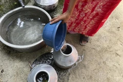 Người dân ở khu vực Chellanam, Kochi, bang Kerala, Ấn Độ, lấy nước sinh hoạt ngày 1/3/2023. (Nguồn: AP)