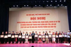 Già làng, trưởng bản, nghệ nhân, người có uy tín có nhiều đóng góp trong hoạt động bảo tồn, gìn giữ phát huy giá trị văn hóa truyền thống các dân tộc nhận Bằng khen của Bộ trưởng Bộ Văn hóa, Thể thao và Du lịch. (Ảnh: Hoàng Hiếu/TTXVN)