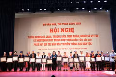 Già làng, trưởng bản, nghệ nhân, người có uy tín có nhiều đóng góp trong hoạt động bảo tồn, gìn giữ phát huy giá trị văn hóa truyền thống các dân tộc nhận Bằng khen của Bộ trưởng Bộ Văn hóa, Thể thao và Du lịch. (Ảnh: Hoàng Hiếu/TTXVN)