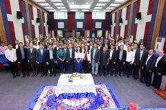 Bộ trưởng Bộ Thông tin Campuchia Neth Pheaktra chụp ảnh lưu niệm với tập thể lãnh đạo và nhân viên AKP. (Ảnh: AKP/TTXVN phát)