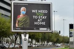 Biển khuyên người dân ở nhà phòng lây nhiễm COVID-19 tại Doha, Qatar, ngày 13/4/2020. (Nguồn: THX/TTXVN) 