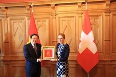 Ông Phan Đình Trạc và Phó Chủ tịch thứ nhất Thượng viện Thụy Sỹ Eva Herzog. (Ảnh: TTXVN)