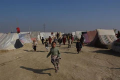 Trẻ em tại trại tị nạn ở Mazar-i-Sharif, tỉnh Balkh, Afghanistan, ngày 20/11/2021. (Ảnh: THX/TTXVN) 