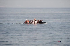 Người di cư lênh đênh trên biển sau khi vượt biển Aegean từ Thổ Nhĩ Kỳ. (Ảnh: AFP/TTXVN)