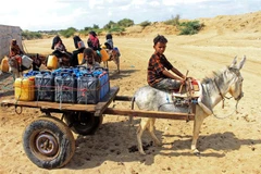 Trẻ em chờ lấy nước ở Hajjah, Yemen. (Ảnh: AFP/TTXVN) 