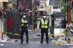 Cảnh sát phong tỏa hiện trường vụ giẫm đạp ở Itaewon, Seoul, Hàn Quốc, ngày 30/10/2022. (Ảnh: THX/TTXVN) 