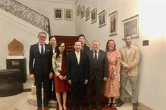 Cao ủy EU về nông nghiệp của EU, Janusz Wojciechowski (hàng đầu, thứ 3, phải), Đại sứ Nguyễn Văn Thảo, cùng một số quan chức Tổng vụ Nông nghiệp EC và cán bộ Thương vụ Việt Nam tại Bỉ. (Ảnh: TTXVN phát) 