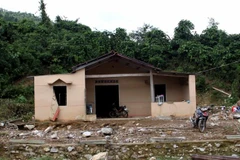 Nhà dân ở Quảng Nam bị hư hại do mưa bão. (Ảnh: Trịnh Bang Nhiệm/TTXVN) 