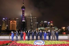 Phó Thủ tướng Trần Hồng Hà (ngoài cùng bên trái) chụp ảnh cùng các nhà lãnh đạo một số nước tham dự CIIE. (Ảnh: TTXVN phát)