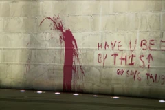 Đài tưởng niệm Washington có dấu vết phá hoại bằng sơn đỏ ở phần đế. (Nguồn: CNN) 