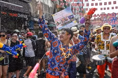Người dân tham gia lễ hội té nước Songkran ở Bangkok, Thái Lan ngày 12/4/2024. (Ảnh: AFP/TTXVN)