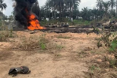 Hiện trường vụ nổ đường ông dẫn dầu ở vùng Emuoha. (Nguồn: Reuters)