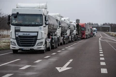 Xe tải xếp hàng chờ tại khu vực biên giới Ba Lan-Ukraine ở Hrebenne, Đông Nam Ba Lan ngày 23/12/2023. (Ảnh: PAP/TTXVN)