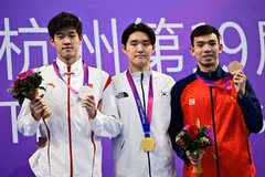 "Kình ngư" Nguyễn Huy Hoàng (phải) giành huy chương Đồng nội dung Bơi 400m Tự do Nam tại ASIAD 2023 ở Hàng Châu, Trung Quốc ngày 29/9/2023. (Ảnh: AFP/TTXVN)