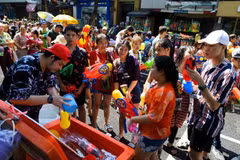 Người dân và du khách tham gia lễ hội té nước Songkran tại Bangkok, Thái Lan. (Ảnh: AFP/TTXVN)