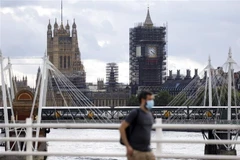 Người dân đeo khẩu trang phòng COVID-19 tại London. (Nguồn: AFP/TTXVN) 