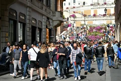 Người dân và du khách đi dạo ở Via dei Condotti, Rome. (Ảnh: THX/TTXVN) 