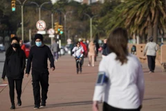 Người dân đi dạo tại Montevideo. (Nguồn: Reuters) 