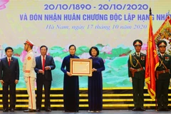 Thay mặt lãnh đạo Đảng, Nhà nước, Phó Chủ tịch nước Đặng Thị Ngọc Thịnh trao Huân chương Độc lập hạng Nhất cho Đảng bộ, chính quyền và nhân dân tỉnh Hà Nam. (Ảnh: Đại Nghĩa/TTXVN) 