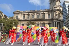 Đại diện Hiệp hội người Việt Nam ở nước ngoài tại Macau biểu diễn tiết mục "Hello Việt Nam" trong Lễ diễu hành. (Ảnh: Mạc Luyện/TTXVN)