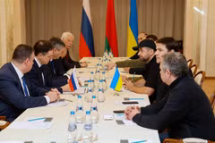 Phái đoàn Nga (trái) và Ukraine (phải) tại cuộc đàm phán ở vùng Gomel, gần biên giới Belarus-Ukraine ngày 28/2/2022. (Ảnh: AFP/TTXVN) 