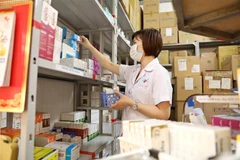 Nhân viên y tế lấy thuốc cấp cho bệnh nhân. (Ảnh: Minh Quyết/TTXVN)