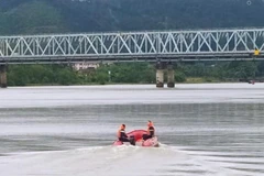 Lực lượng chức năng tổ chức tìm kiếm nạn nhân. (Ảnh: Công an cung cấp) 