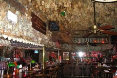 Nhà hàng có diện tích 15.000m2, tiền mặt được dán kín trên trần nhà và các bức tường. (Nguồn: odditycentral.com) 