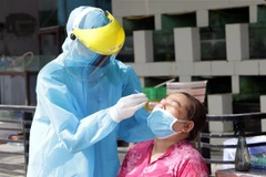 Lấy mẫu xét nghiệm cho người dân phường Cái Khế, quận Ninh Kiều, Cần Thơ. (Ảnh: Trung Kiên/TTXVN)