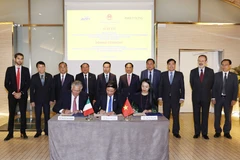 Chủ tịch nước Võ Văn Thưởng chứng kiến lễ ký kết thỏa thuận tổ chức Giải Đua thuyền máy Quốc tế tại Bình Định. (Ảnh: Thống Nhất/TTXVN)