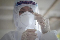 Nhân viên y tế chuẩn bị tiêm vaccine phòng COVID-19. (Ảnh: Danh Lam/TTXVN) 