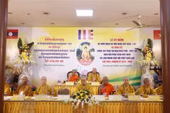 Hòa thượng Thích Thiện Nhơn, Chủ tịch Hội đồng Trị sự Trung ương Giáo hội Phật giáo Việt Nam; Hòa thượng Bounma Simavong, Chủ tịch Trung ương Giáo hội Liên minh Phật giáo Lào cùng các chức sắc Phật giáo hai nước chủ trì lễ kỷ niệm. (Ảnh: Phạm Kiên/TTXVN)