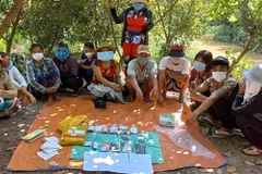 Nhóm người tụ tập đánh bạc, bất chấp dịch bệnh bị bắt quả tang. (Ảnh: Công Mạo/TTXVN) 