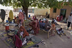 Người dân sơ tán tránh xung đột trú tạm tại một trường học ở Hasahisa, Sudan ngày 10/7/2023. (Ảnh: AFP/TTXVN)
