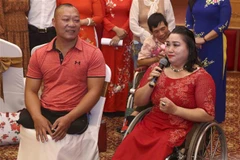 Một cặp đôi tại buổi công bố lễ cưới tập thể. (Ảnh: Tuấn Đức/TTXVN)