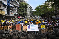 Người biểu tình tập trung tại Yangon, Myanmar phản đối việc nắm quyền lãnh đạo đất nước của các quan chức quân đội cấp cao, ngày 3/3/2021. (Nguồn: AFP/TTXVN) 