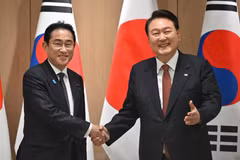 Tổng thống Hàn Quốc Yoon Suk Yeol (phải) và Thủ tướng Nhật Bản Fumio Kishida. (Nguồn: Reuters)