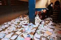 Hiện trường vụ giẫm đạp làm nhiều học sinh thương vong tại trường học ở Cameroon