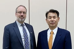 Trưởng đoàn đàm phán Hàn Quốc Jeong Eun-bo (phải) và người đồng cấp Mỹ James DeHart tại vòng đàm phán chia sẻ chi phí quân sự ở Seoul ngày 17/12/2019. (Nguồn: Yonhap/ TTXVN) 