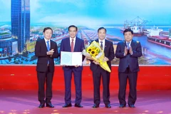 Phó Thủ tướng Trần Hồng Hà trao Quyết định Quy hoạch cho tỉnh Hà Tĩnh. (Ảnh: Doãn Tấn/TTXVN)