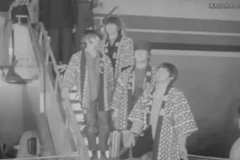 The Beatles xuất hiện tại sân bay Haneda của Tokyo vào ngày 29/6/1966, với các thành viên mặc áo truyền thống kimono. (Nguồn: news.yahoo.com) 