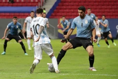 Messi với pha đi bóng vượt qua tiền đạo Luis Suarez (Uruguay). (Nguồn: Reuters) 