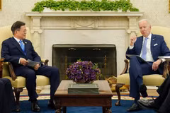 Tổng thống Mỹ Joe Biden (phải) trong cuộc hội đàm với người đồng cấp Hàn Quốc Moon Jae-in tại Nhà Trắng, Washington, ngày 21/5/2021. (Nguồn: YONHAP/TTXVN) 