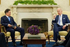 Tổng thống Mỹ Joe Biden (phải) trong cuộc hội đàm với người đồng cấp Hàn Quốc Moon Jae-in tại Nhà Trắng, Washington, ngày 21/5/2021. (Nguồn: YONHAP/TTXVN) 