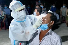 Lấy mẫu xét nghiệm COVID-19 cho người dân ở Quảng Bình. (Ảnh: Võ Dung/TTXVN) 