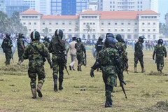 Cảnh sát triển khai để giải tán đám đông biểu tình bên ngoài văn phòng tổng thống ở Colombo, Sri Lanka, ngày 9/5/2022. (Ảnh: AFP/TTXVN) 