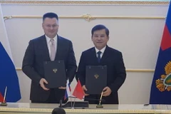 Viện trưởng Viện Kiểm sát Nhân dân Tối cao Lê Minh Trí và Tổng Công tố Liên bang Nga Igor Krasnov ký văn kiện hợp tác. (Ảnh: Đặng Cường/TTXVN phát)