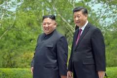 Nhà lãnh đạo Triều Tiên Kim Jong-un (trái) và Chủ tịch Trung Quốc Tập Cận Bình trong cuộc gặp tại Bình Nhưỡng ngày 21/6/2019. (Ảnh: AFP/TTXVN) 