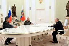 Tổng thống Nga Vladimir Putin, Bộ trưởng Quốc phòng Nga Sergei Shoigu và Bộ trưởng Quốc phòng Trung Quốc Lý Thượng Phúc tham dự một cuộc họp ở Moskva, Nga, ngày 16/4. (Nguồn: Sputnik)